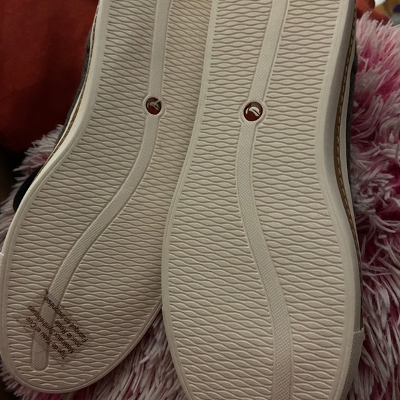 Clark sneakers size 9. Bnib - Picture 7 of 7